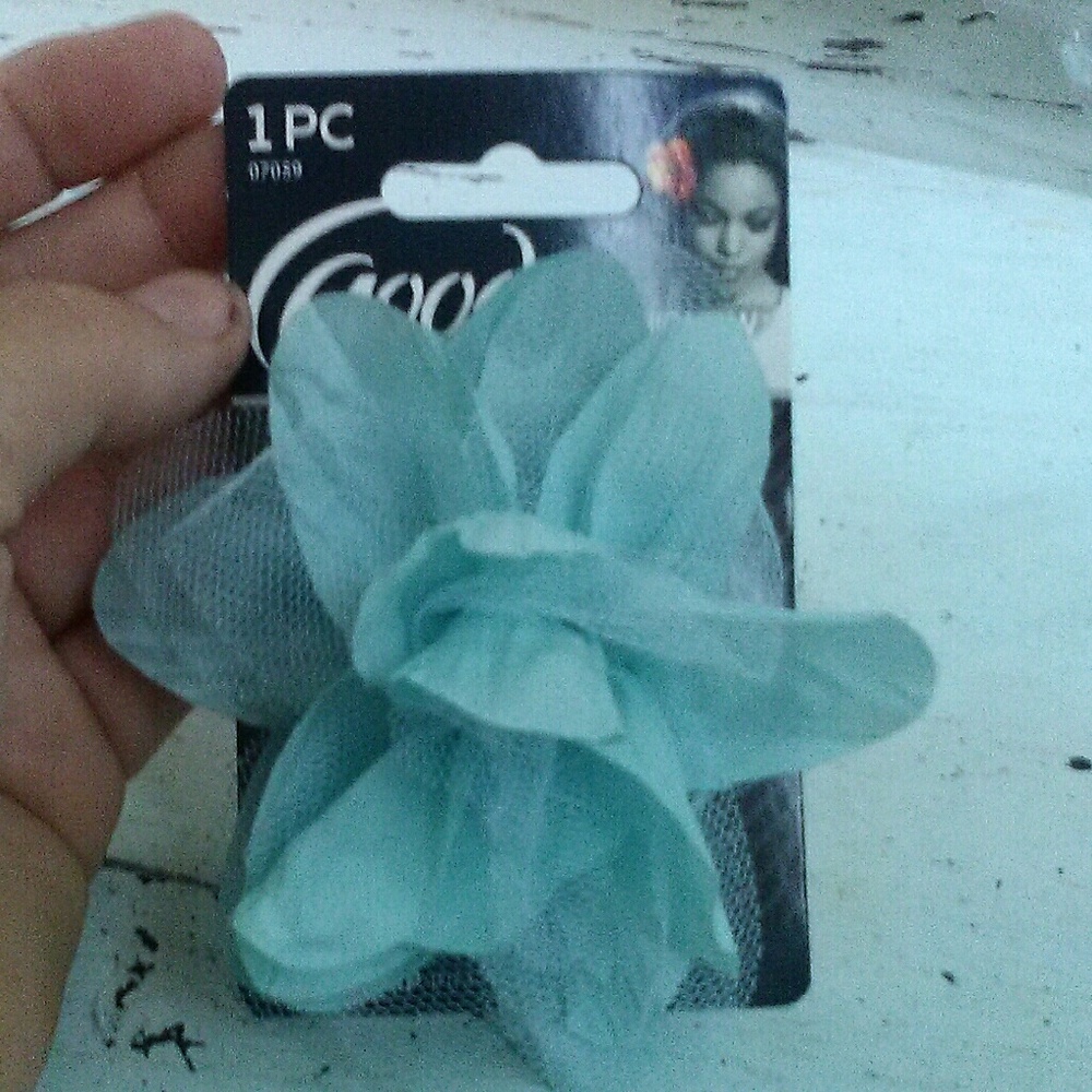 Goody flower clips blue in color